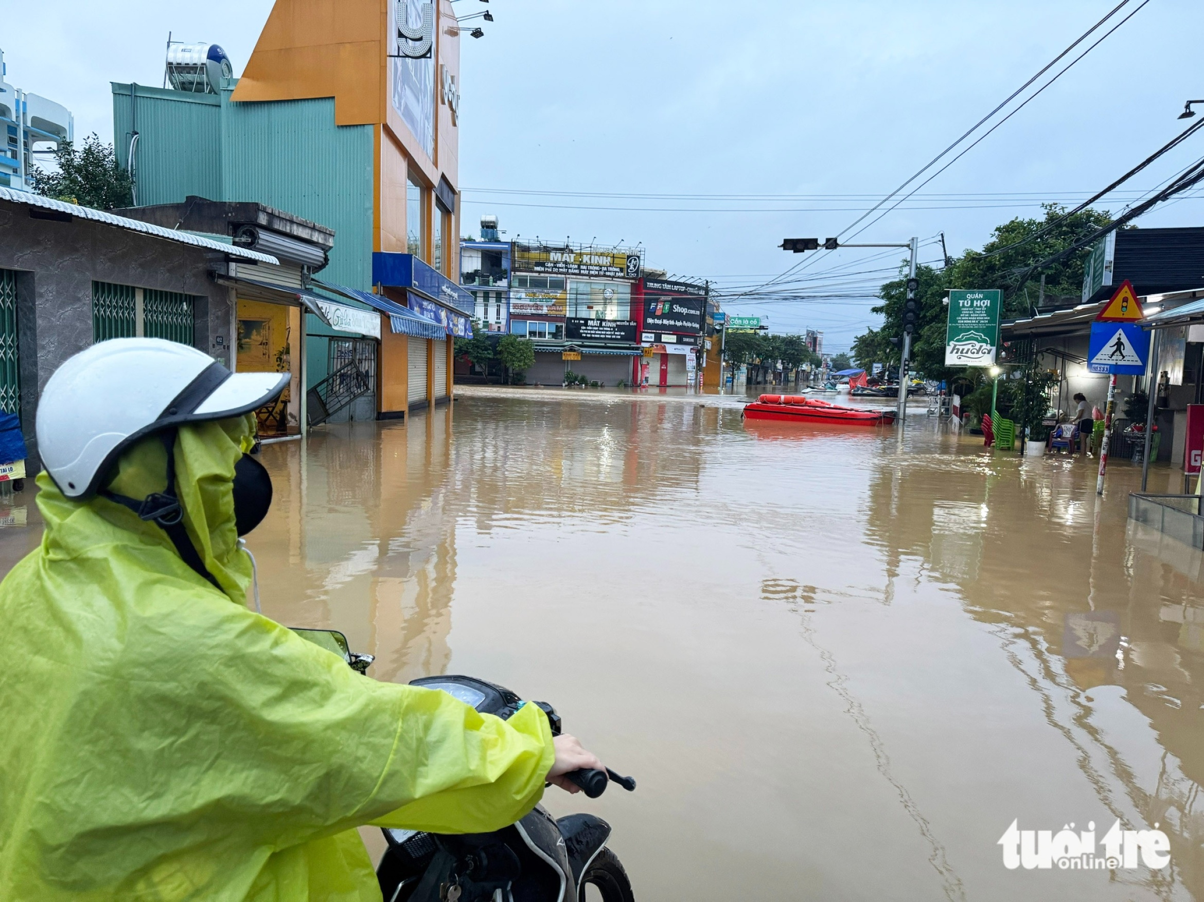 武嘉河和顺化河洪水消退缓慢,岘港许多地区仍是一片汪洋